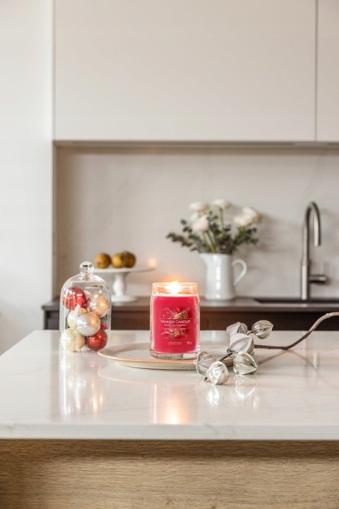 Vonná sviečka Yankee Candle Sparkling Winterberry 567 g