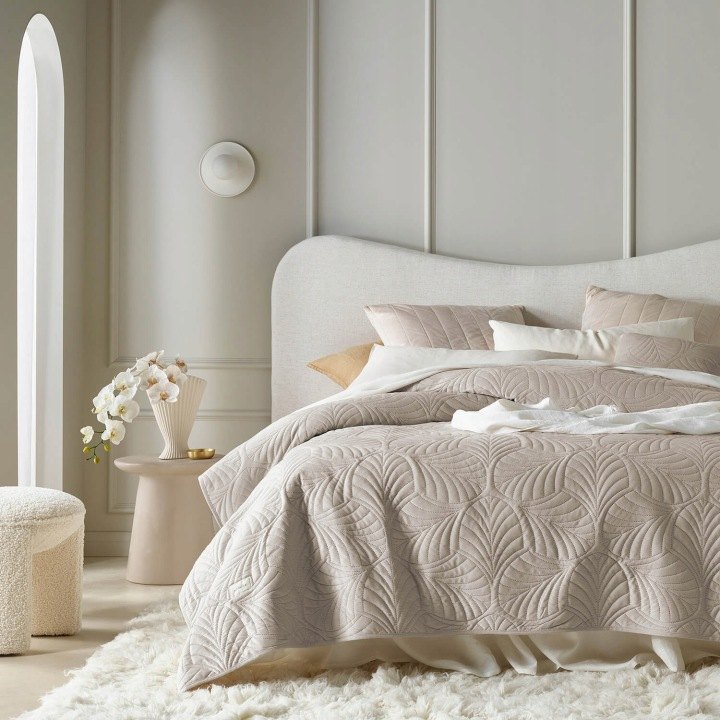 Béžová prikrývka Room99 Feel 200 × 220 cm z zamatu