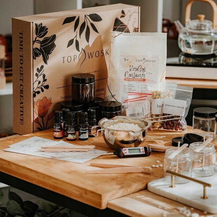 Súprava TopWosk na výrobu sójových sviečok s 1 kg vosku a 8 nádobami
