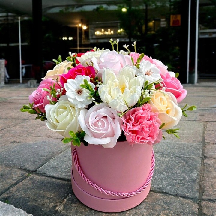 Ružový flower box s mydlovými kvetmi, výška 19–23 cm