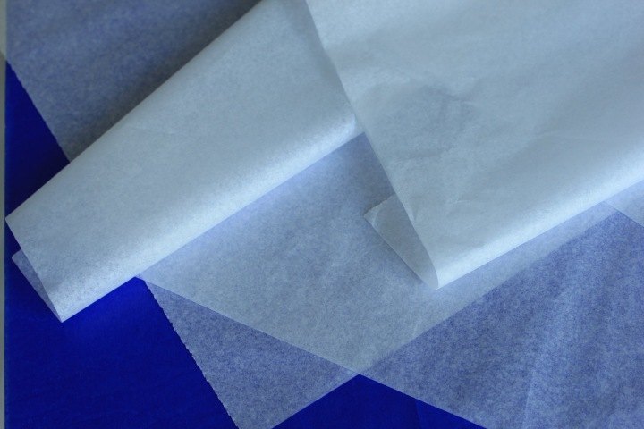 Biely bezkyselinový baliaci papier 50 × 75 cm, 480 hárkov