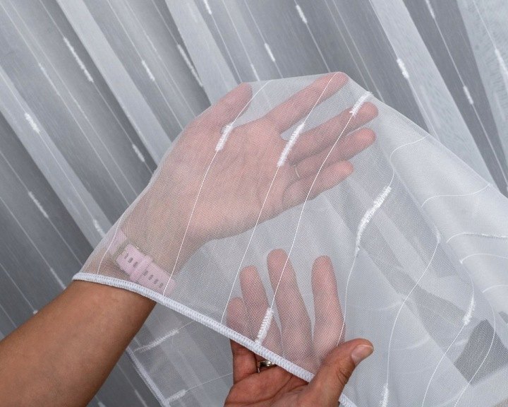 Biela vyšívaná záclona z markizety 400 × 250 cm