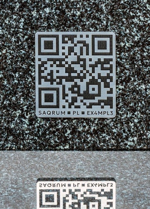 Strieborno-čierna QR tabuľka saQRum 70 × 65 mm na náhrobok