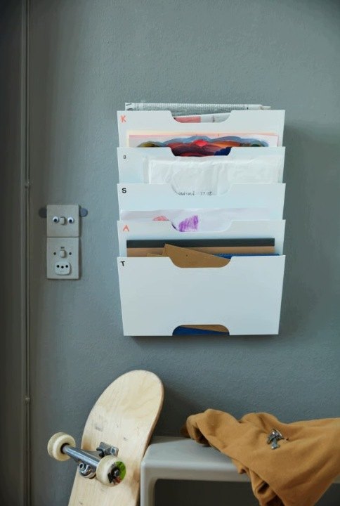 IKEA KVISSLE biely nástenný stojan na časopisy, 46 × 34 × 9 cm