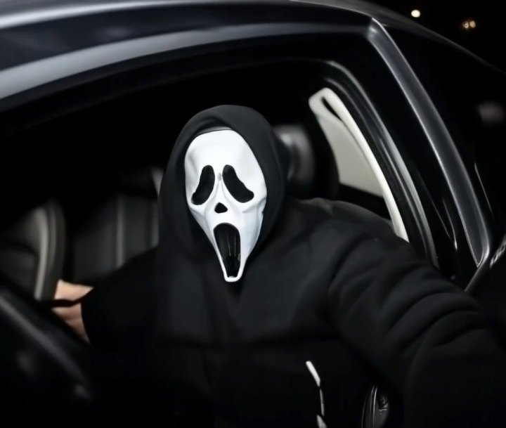 Plastová maska s čiernou kapucňou na kostým hororu