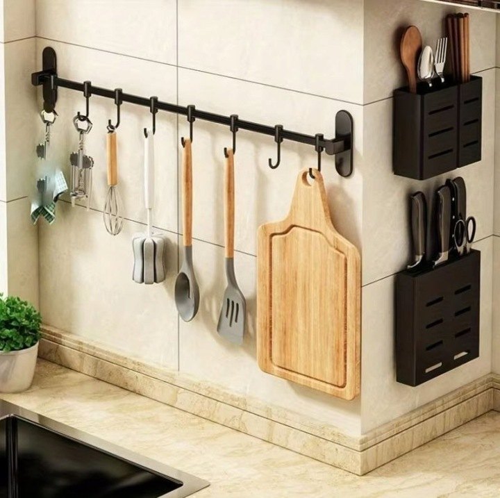 Mensen čierny kuchynský reling 50 cm s 8 pohyblivými háčikmi