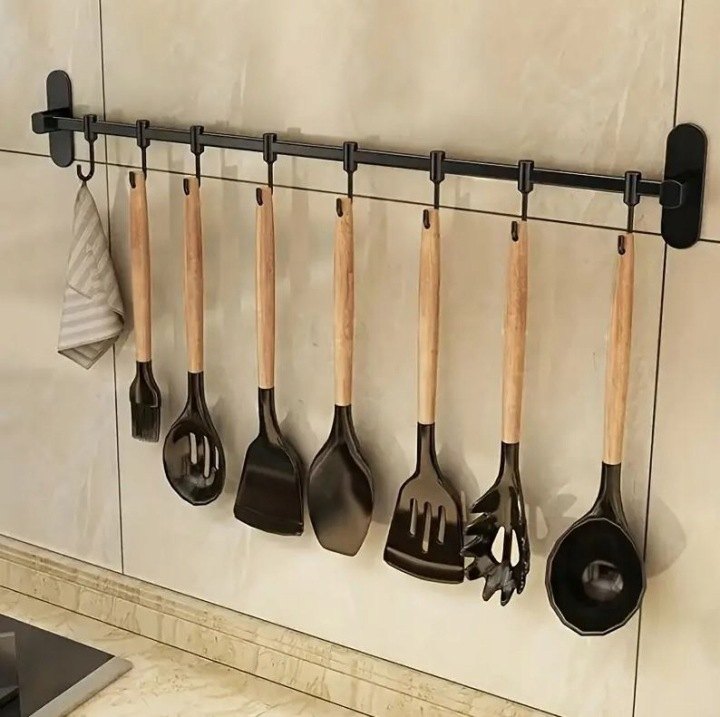 Mensen čierny kuchynský reling 50 cm s 8 pohyblivými háčikmi