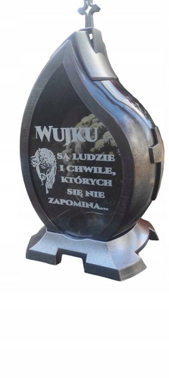 Svietnik "Sĺza Wujkun" s Gravírovaným Textom a Individuálnym Štýlom
