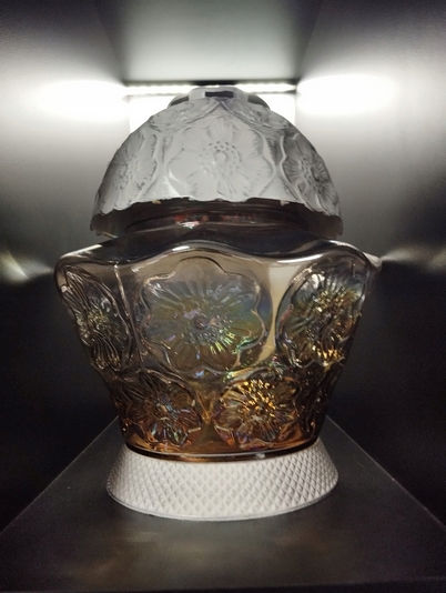 Moderný lampion v bielej duhovej farbe v tvare hradu