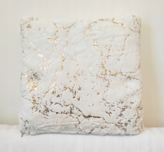Obliečka na vankúš - Biely vankúš 40x40 kožušina chlpatý mramor biely