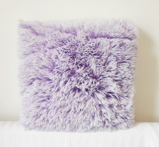 Vankúš - Biely a fialový vankúš 45x45 kožušina chlpatý