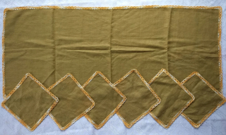 Behun na stol - Biely behúň, odtiene oranžovej, odtiene zelenej 110 x 46,5 cm