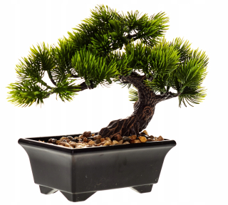 Bonsai strom v hrnci. Umelá rastlina. Fejk
