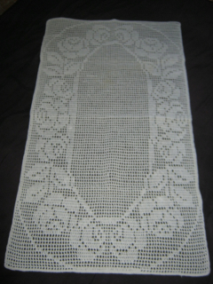 Behun na stol - Biely behúň, odtiene modrej 90 x 50 cm