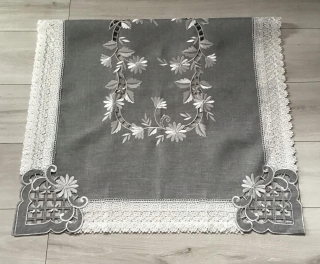Behun na stol - Biely behúň, odtiene šedej, strieborné 120 x 60 cm