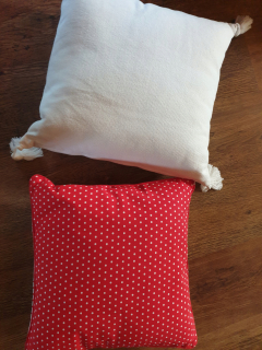 Vankúš - Dva dekoratívne vankúše nové (jedna IKEA)