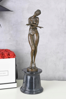 Postava na mramorovej základni hnedého art deco