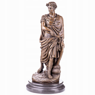 Bronzová postava, socha Juliusza Caesara podľa N.coustou