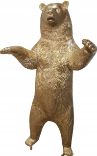 Záhradná figurína a hnedý medveď