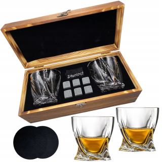 Whisky a sklenené kamene v drevenej krabici