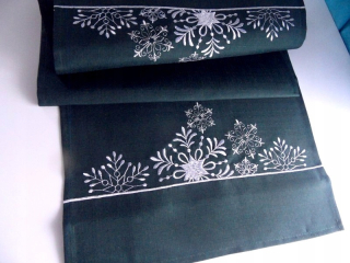 Behun na stol - Biely behúň, odtiene zelenej, strieborné 150 x 45 cm
