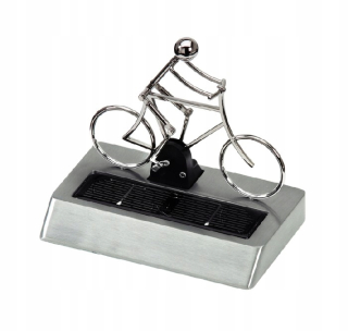 Figurína kovového cyklistu pre solárne batérie