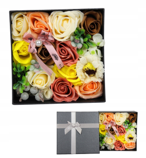 Kvetinový box - Kytica, kvetinový box, medvedík s ružami, mydlová ruža, stred, večná ruža Inspire 15 cm