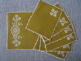 Behun na stol - Behúň odtiene zelenej 19 x 14,5 cm