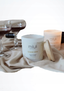 Scéna Sviečka prepadla víno Miloli 1 PC.