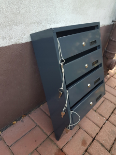 Poštová schránka - Letterbox šikmá doska 4 BYTY príležitosť