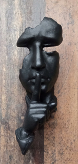 Figúrka, soška - Socha -Ticho.Záves.V-42cm. Čierna farba