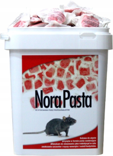 Jedo potkanov v vedre s vrecami s návnadou