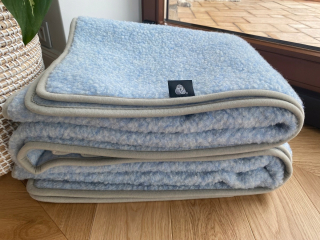 Posteľná bielizeň - MERINO VLNENÁ PRIKRÝVAČKA JAHNIČKA. MODRÝ POHÁR NA VLNU MERINO 160x200
