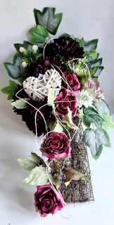 Veniec, kvety ikebana na hrob - Bunch k hrobu stránky na cintoríne. Zloženie