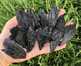 Predaj v 300 g Raw Black Cyanit - sur
